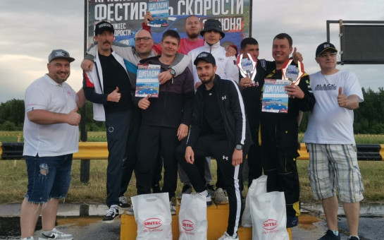 21 июня на аэродроме рабочего поселка прошёл Фестиваль дрэг-рейсинга «Краснозерка - 2025».